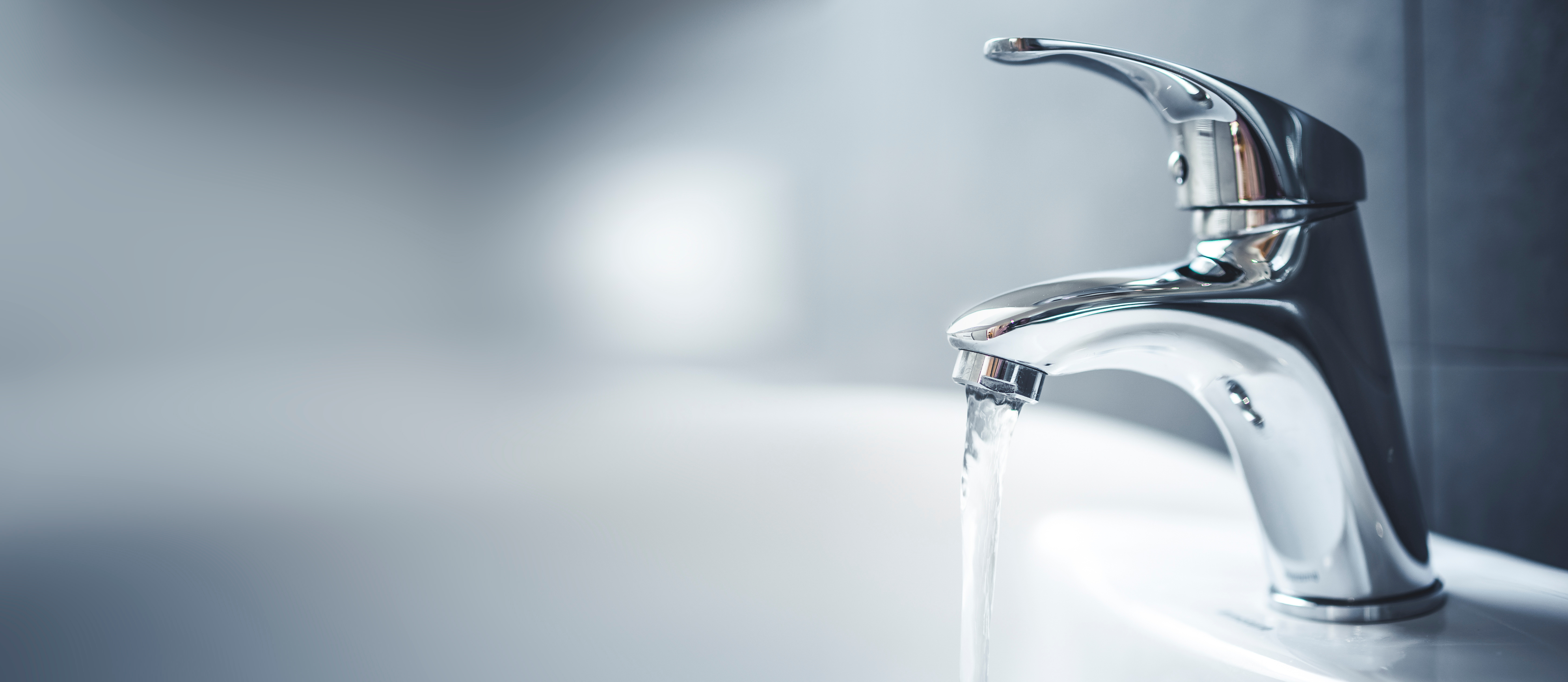 Water faucet with controlled water flow